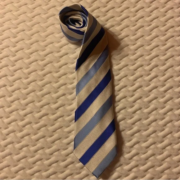 Donald J Trump Signature Collection Men’s Silk Necktie in Stipes Blue & White